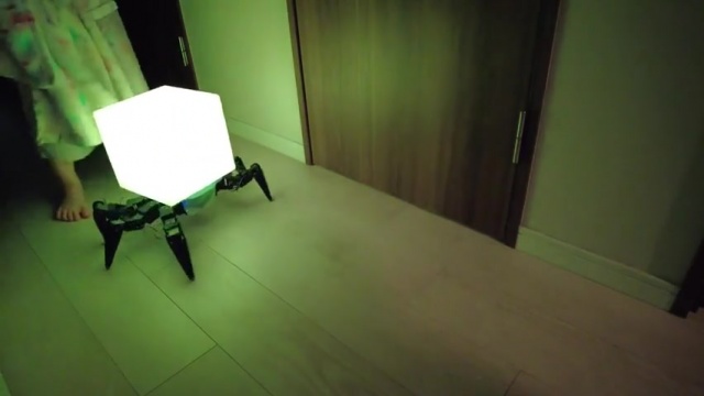 مهندس ياباني يصنع مصباحا عنكبوت لأطفاله ليذهبوا إلى الحمام ليلاً