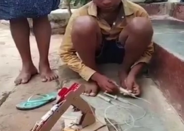 طفل مبتكر من حي فقير هندي يصنع رافعة هيدروليكية من القمامة